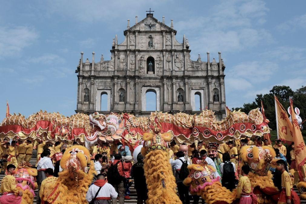 Turistas e residentes de Macau comemoram início do ano novo lunar do Coelho