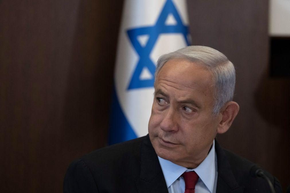Netanyahu destitui ministro condenado por corrupção após decisão do Supremo Tribunal