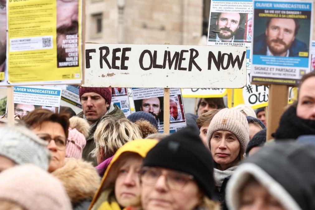 Mais de mil pessoas exigem na capital belga libertação de trabalhador humanitário no Irão