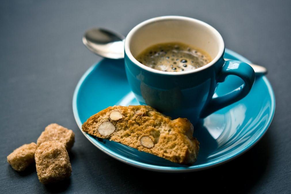 Não fique (mais) com os dentes manchados do café. Eis os truques que tem de fazer