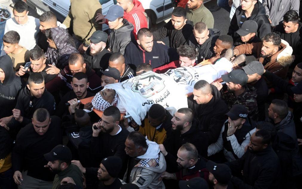 Pelo menos dez palestinianos mortos em ataques israelitas na Cisjordânia e Gaza