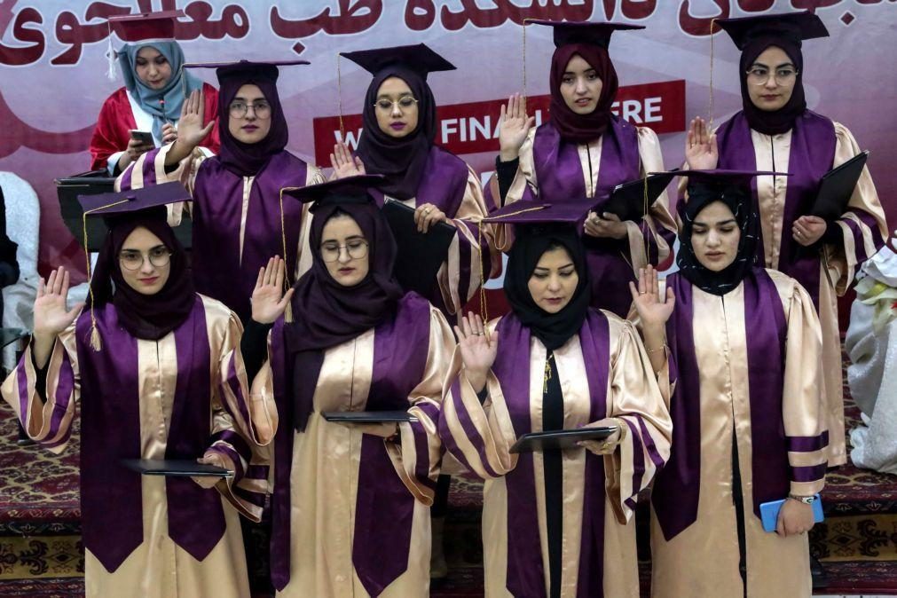 Talibãs proíbem as mulheres de fazer exames de acesso à universidade