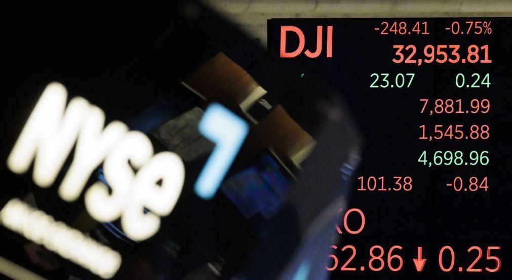 Wall Street fecha em baixa o primeiro dia de uma semana muito carregada