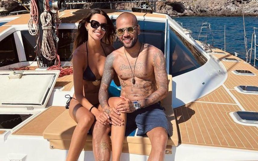 Mulher de Dani Alves volta atrás, nega divórcio e apoio à vítima