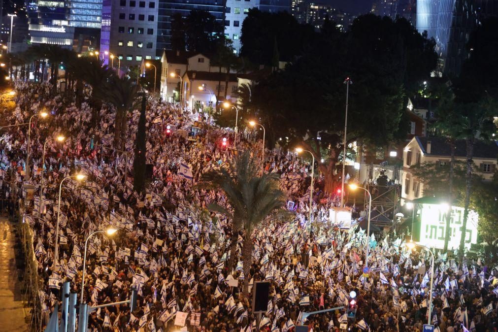 Dezenas de milhares protestam em Israel contra reforma judicial