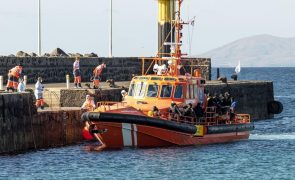 Barco com 58 migrantes resgatado em Lanzarote, duas pessoas encontradas mortas na Grécia