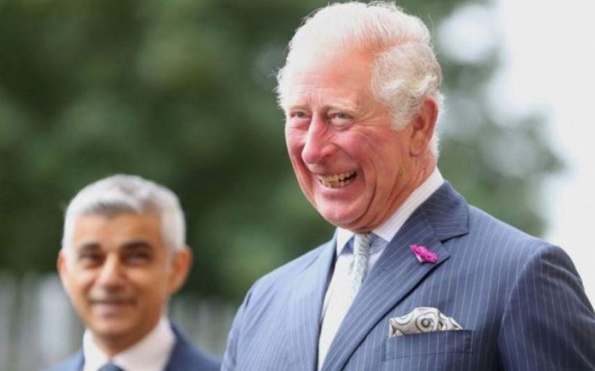 Carlos III - Tem reação hilariante após cidadão lhe pedir que traga Harry de volta