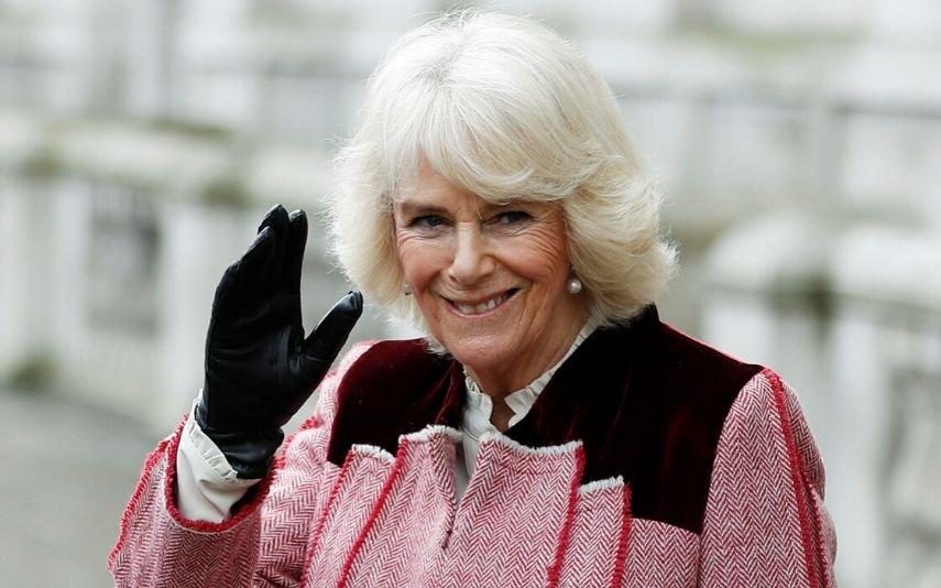 Camilla Parker Bowles testa positivo à covid-19 e cancela agenda