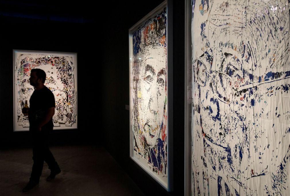 Vhils em exposição de espaço cultural temporário instalado em Kiev