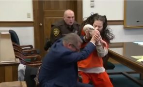 Mulher que decapitou amante durante sexo ataca advogado em tribunal [vídeo]