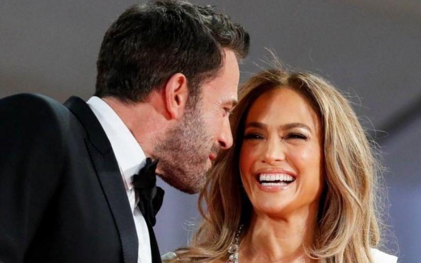 Jennifer Lopez faz tatuagem de casal com Ben Affleck