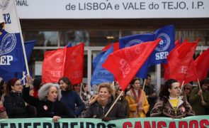 Enfermeiros em protesto exigem cumprimento de progressão salarial em função da avaliação