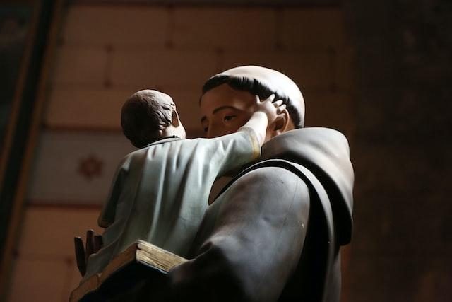 Padre do Funchal confessou abuso sexual contra menor, tentou entregar-se, mas não foi recebido