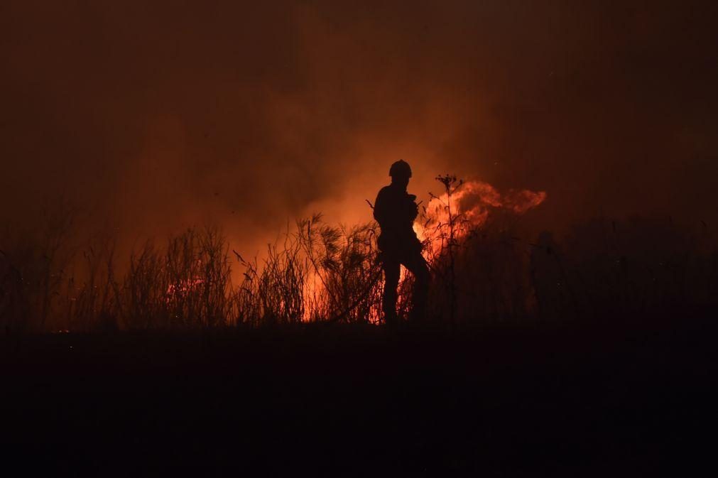 Cerca de 120 operacionais combatem incêndio no concelho de Amares