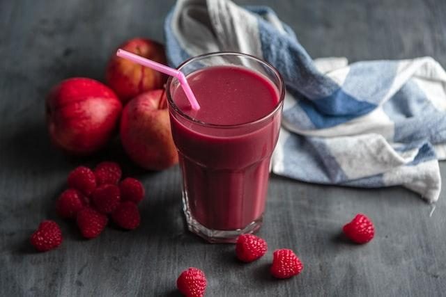 O smoothie de frutos vermelhos e chocolate ideal para o pequeno-almoço