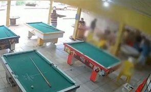 Homem perde dois jogos de snooker e mata seis adultos e uma menina de 12 anos