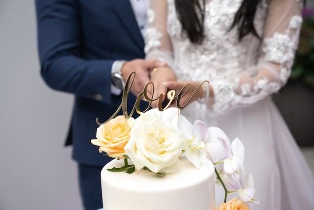 Mulher apanha noivo a ser amamentado pela mãe no dia do casamento