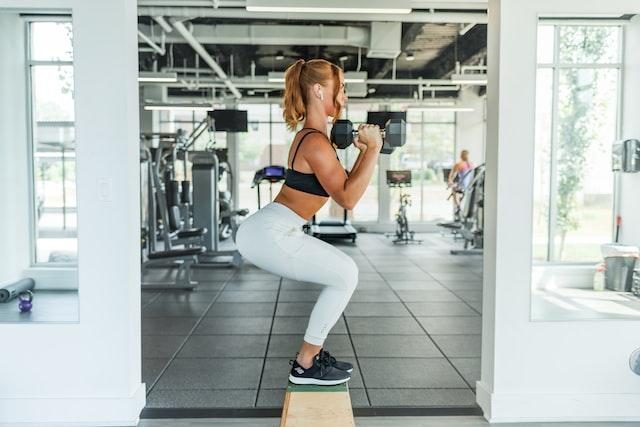 Sabe fazer agachamentos e flexões? É esta a forma correta de realizar estes exercícios