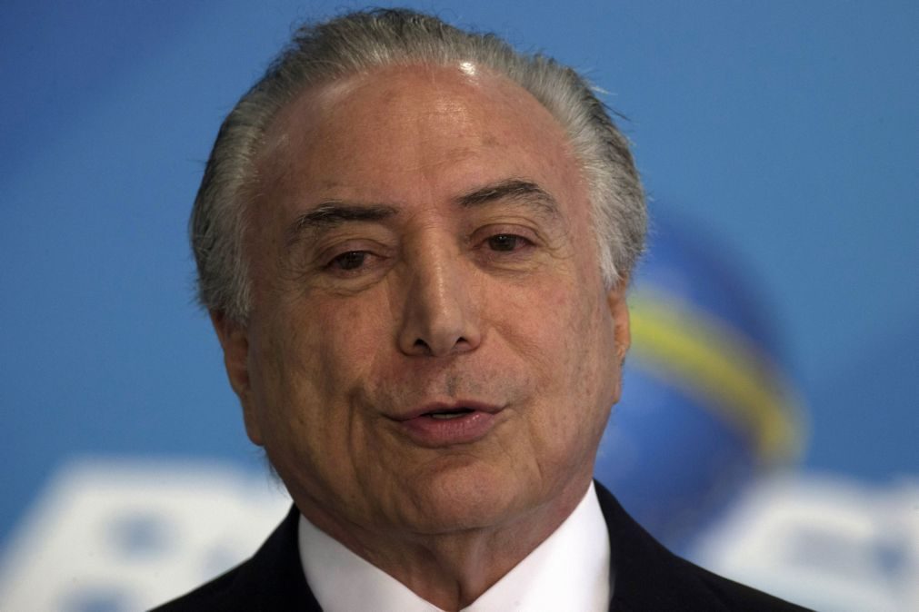 Deputados brasileiros votam hoje se autorizam abertura de processo contra PR Michel Temer