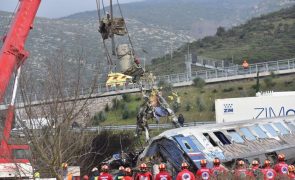 Chefe de estação de comboios fica detido após acidente que matou 57 pessoas na Grécia