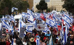 Israel/Protestos: Diplomatas israelitas no exterior juntam-se a greves contra reforma judicial