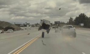 Impressionante! Carro levanta voo depois de atingido por pneu