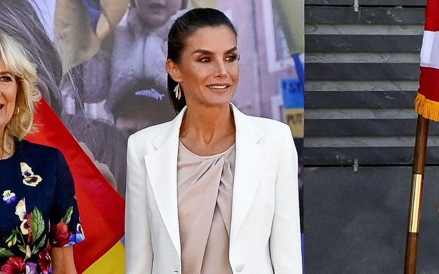 Rainha Letizia - Deslumbra com vestido preto com franjas para concerto