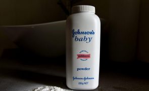 Johnson & Johnson oferece milhões para acabar com processos sobre pó de talco