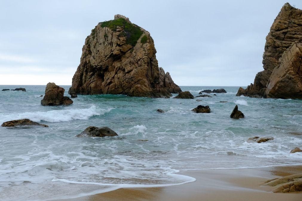 Resgatado homem após queda numa arriba na praia da Ursa em Sintra