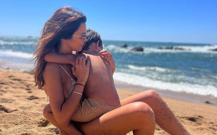 Maria Cerqueira Gomes Arrasa na praia em biquíni. 