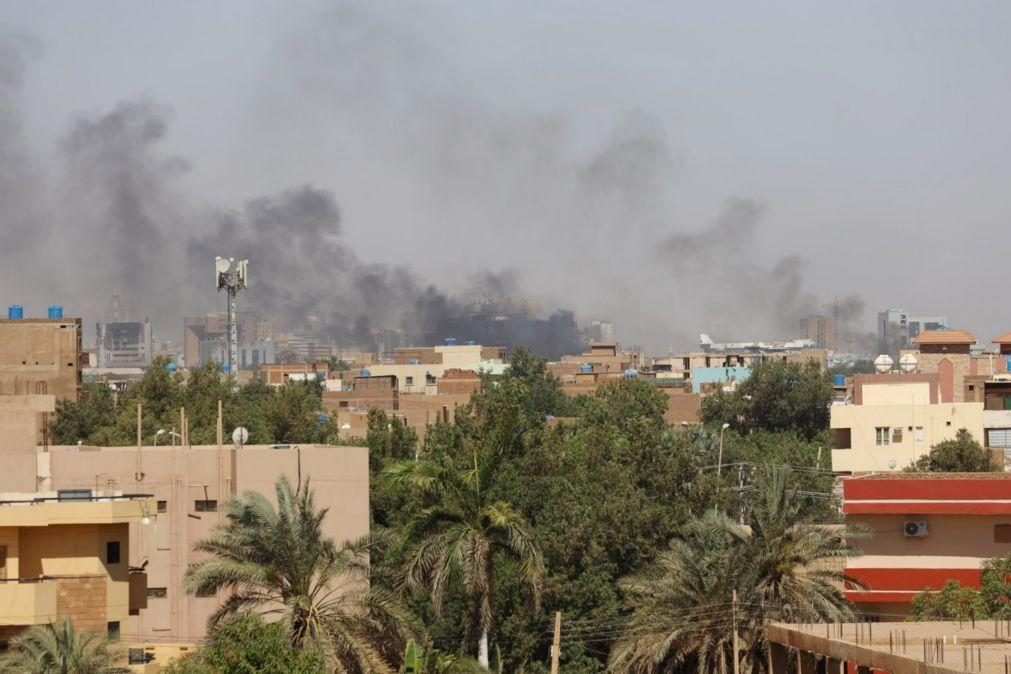 Sudão: Explosões e tiros no quinto dia do conflito marcado pela violação do cessar-fogo