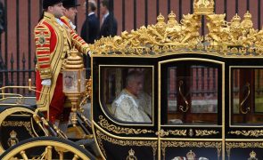 Cortejo que leva Carlos III até à sua coroação começou em Londres