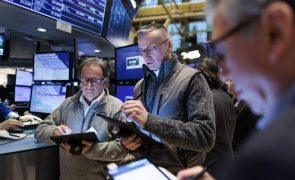 Wall Street segue no 'vermelho' e Dow Jones cai mais de 1%