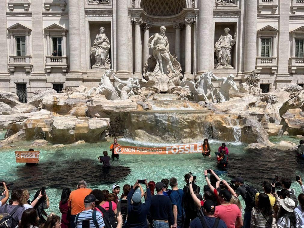 Ativistas ambientais lançam líquido negro na água da Fonte de Trevi em Roma