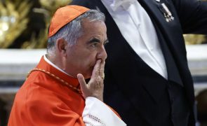 Cardeal acusado em julgamento financeiro do Vaticano alega não poder defender-se
