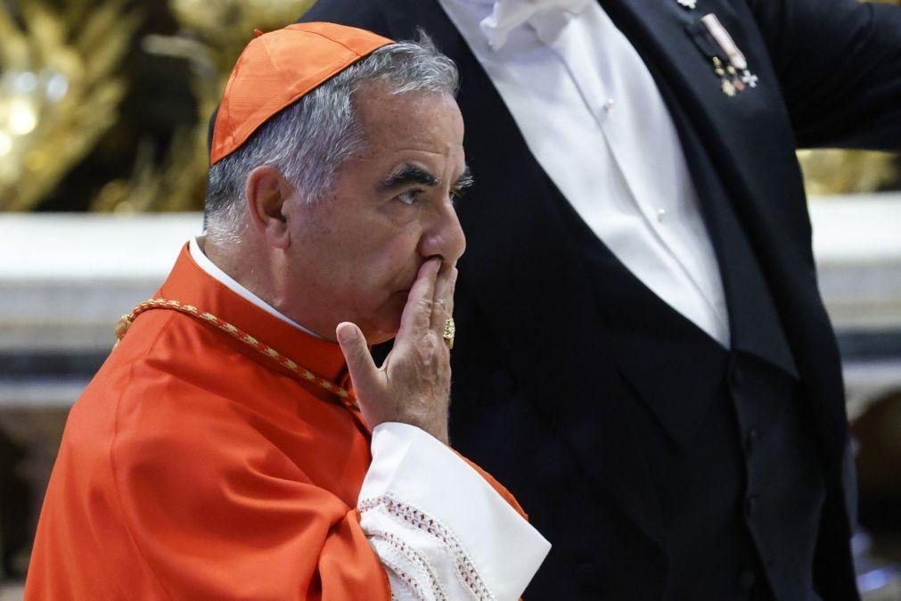 Cardeal acusado em julgamento financeiro do Vaticano alega não poder defender-se
