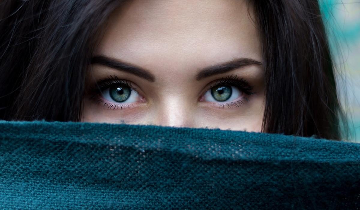 Os cuidados de beleza para olhos tristes e sem rugas à volta