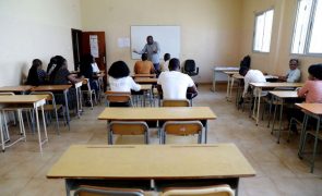 Professores angolanos querem salário de junho sem atrasos para não comprometer exames finais