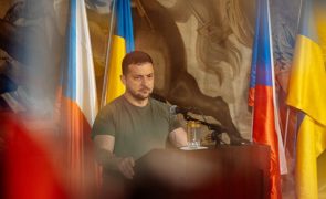 Zelensky considera difícil combater a Rússia sem armas de longo alcance