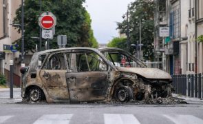 Pelo menos 96 detidos e 255 carros queimados na noite do feriado nacional francês