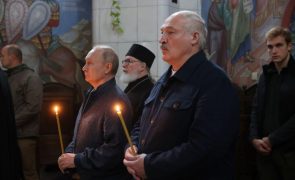 Putin e Lukashenko rezam por soldados russos mortos na guerra