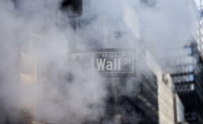 Wall Street fecha em baixa 'nervosa' com descida do rating dos EUA pela Fitch