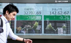 Bolsa de Tóquio fecha a perder 2,30%