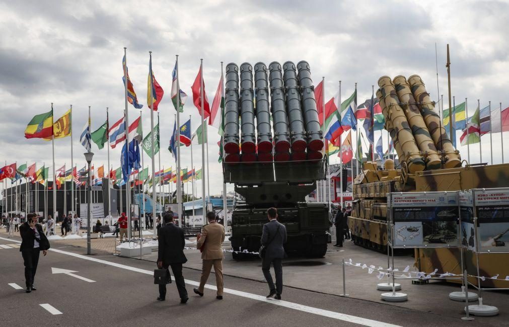 Rússia abre feira de armamento com Putin a prometer cooperação a quem desejar