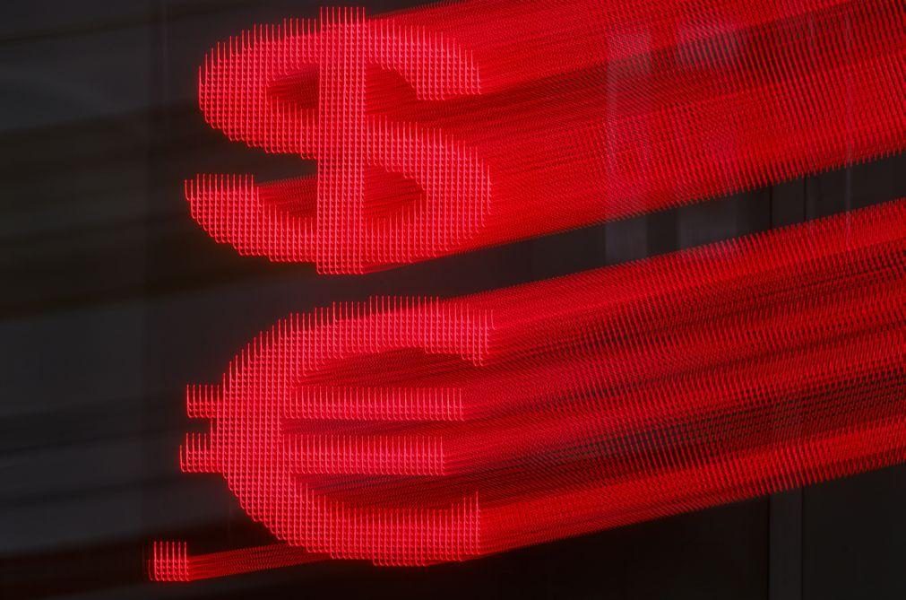Euro recua com investidores a procurarem o dólar num contexto de prudência