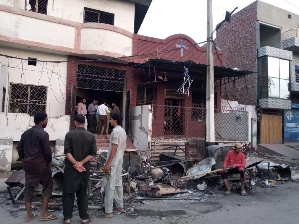 Muçulmanos atacam igrejas no Paquistão após acusarem cristãos de profanar Corão