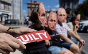 Russos protestam no Porto contra 
