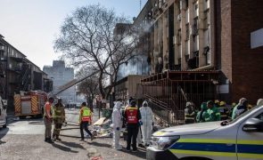 Polícia sul-africana investiga incêndio após morte de mais de 70 pessoas no centro de Joanesburgo