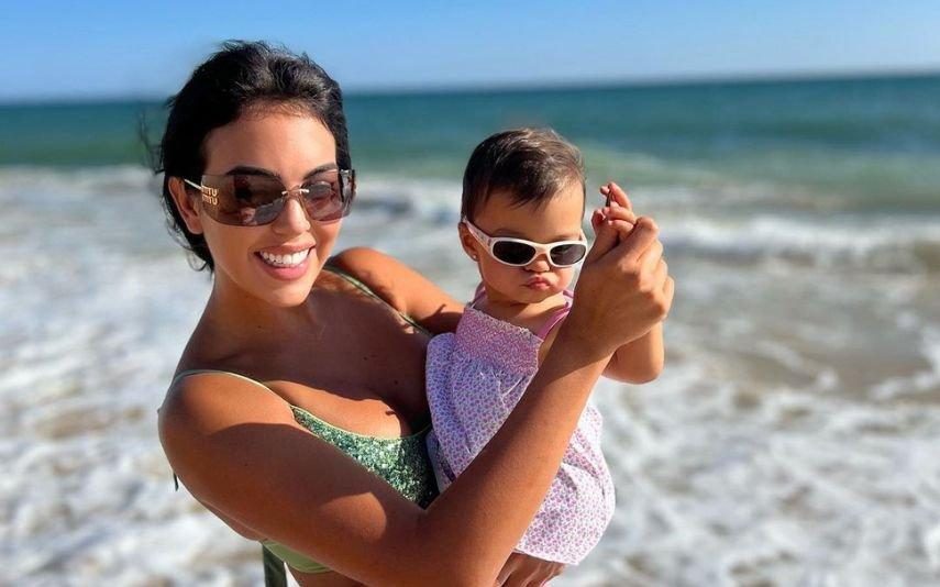 Georgina Rodriguez Mamã babada! Gio rendida ao ver Bella Esmeralda a admirar uma foto sua