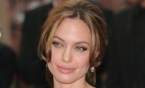 Revelação - Angelina Jolie pediu palmadas a mordomo na Mansão Playboy